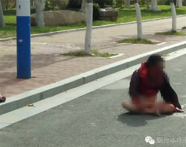 Người phụ nữ không mảnh vải che thân bị con trai đánh chảy máu mặt ngay giữa đường - Ảnh 4.