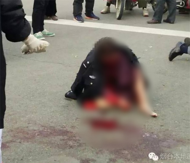 Người phụ nữ không mảnh vải che thân bị con trai đánh chảy máu mặt ngay giữa đường - Ảnh 5.