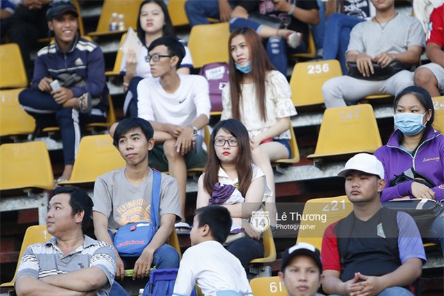 Fan nữ Cần Thơ khoe sắc trong buổi tập của ĐT Việt Nam - Ảnh 1.