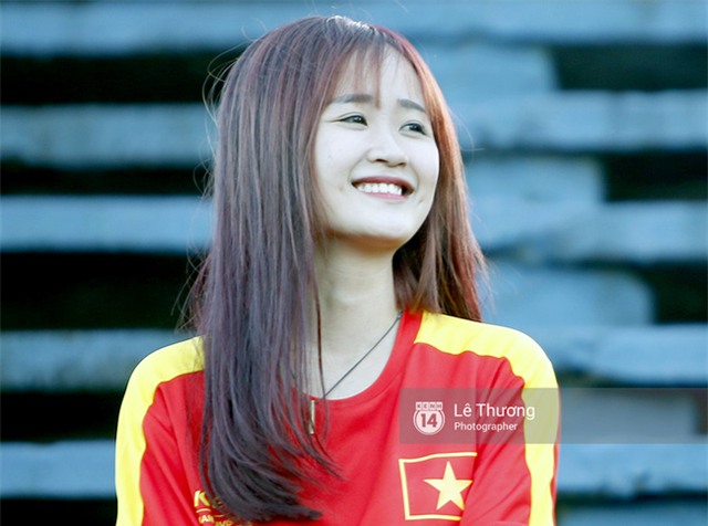 Fan nữ Cần Thơ khoe sắc trong buổi tập của ĐT Việt Nam - Ảnh 2.