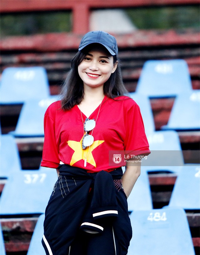 Fan nữ Cần Thơ khoe sắc trong buổi tập của ĐT Việt Nam - Ảnh 4.