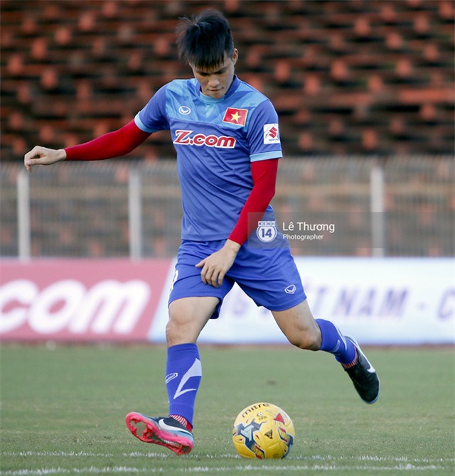 Fan nữ Cần Thơ khoe sắc trong buổi tập của ĐT Việt Nam - Ảnh 9.