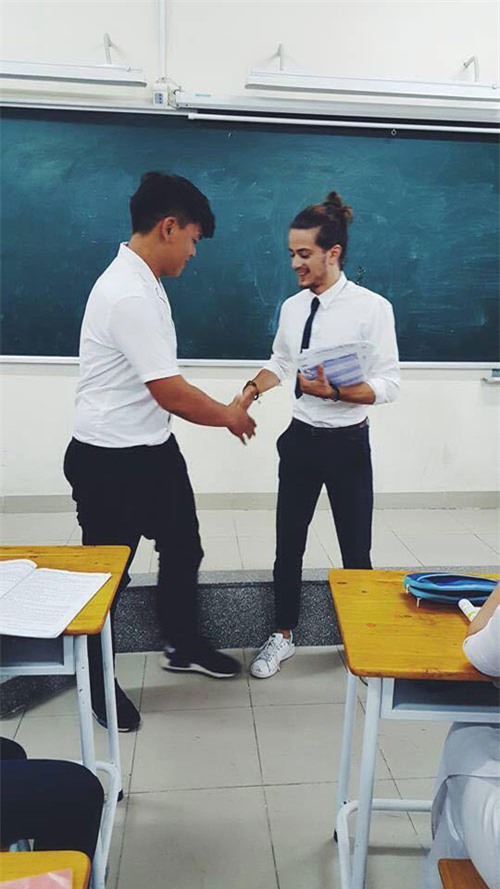 “Soái ca” đến từ nước Pháp khiến nữ sinh cả trường ngây ngất - Ảnh 2.