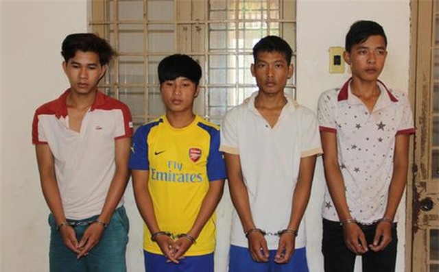 Bắt băng cướp dùng roi điện tấn công người đi đường