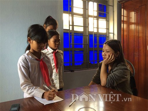 hoc sinh lop 6 nhung phai nhin bang de... chep chu hinh anh 1