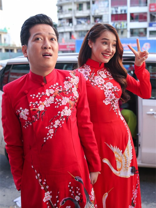 nha-phuong-truong-giang-dien-ao-dai-doi-nam-tay-khong-roi