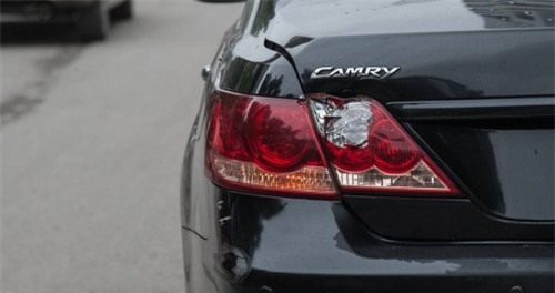 Hành động bất ngờ của tài xế xe Camry với nam thanh niên đi xe máy - Ảnh 3.