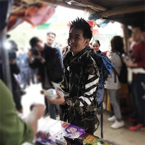 Lâm Chí Dĩnh đến Việt Nam 1