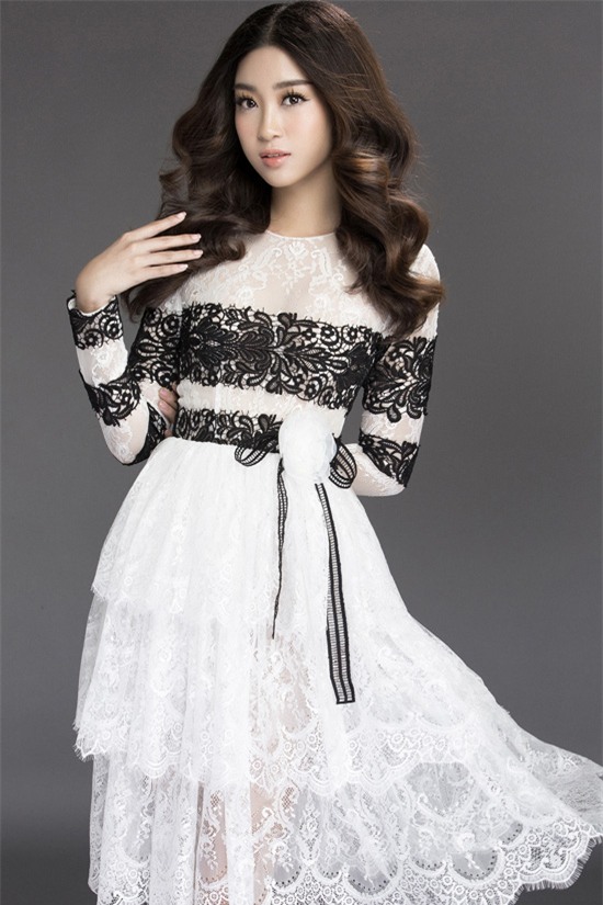 hoa-hau-my-linh-xinh-nhu-bup-be-khoe-duong-cong-uon-luon