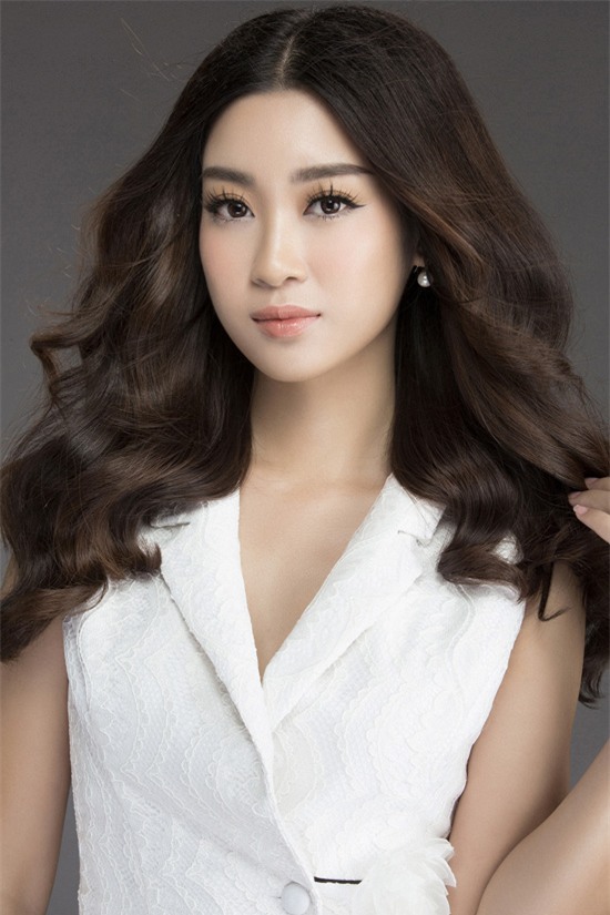 hoa-hau-my-linh-xinh-nhu-bup-be-khoe-duong-cong-uon-luon-6