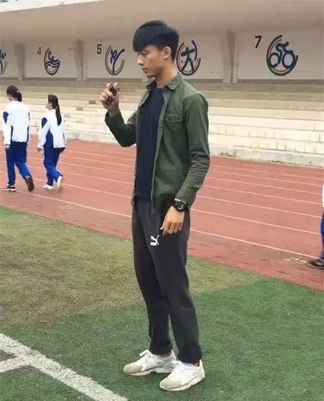 Nữ sinh phát cuồng vì thầy giáo dạy thể dục vừa đẹp trai lại còn lạnh lùng như trong phim - Ảnh 2.