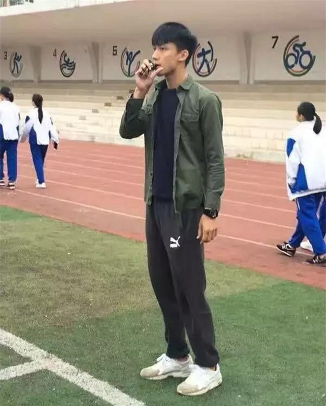 Nữ sinh phát cuồng vì thầy giáo dạy thể dục vừa đẹp trai lại còn lạnh lùng như trong phim - Ảnh 3.