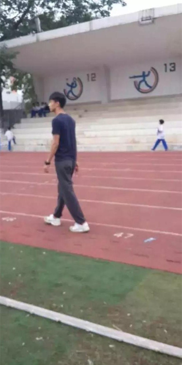 Nữ sinh phát cuồng vì thầy giáo dạy thể dục vừa đẹp trai lại còn lạnh lùng như trong phim - Ảnh 5.