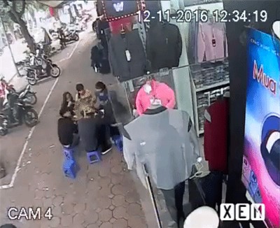 Clip: Nhóm nam nữ thanh niên hoảng hồn ôm đầu bỏ chạy vì đường ống nước rơi trúng bàn ăn - Ảnh 2.