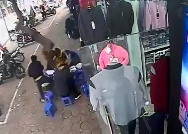 Clip: Nhóm nam nữ thanh niên hoảng hồn ôm đầu bỏ chạy vì đường ống nước rơi trúng bàn ăn - Ảnh 3.