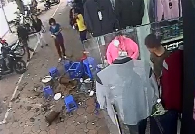 Clip: Nhóm nam nữ thanh niên hoảng hồn ôm đầu bỏ chạy vì đường ống nước rơi trúng bàn ăn - Ảnh 4.