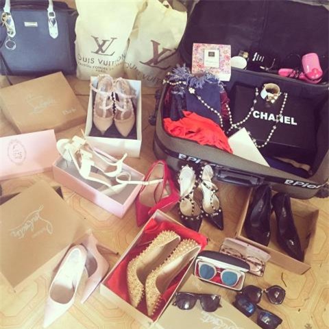 Thuy Vi&nbsp;nhai tu&nbsp;hang hieu den hinh tuong Ngoc Trinh