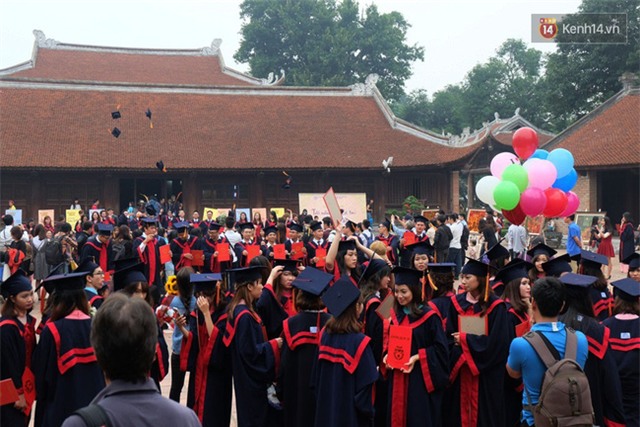 Hàng nghìn sinh viên chen chúc chụp ảnh kỷ yếu, hồn nhiên dẫm lên cỏ ở Văn Miếu - Ảnh 1.