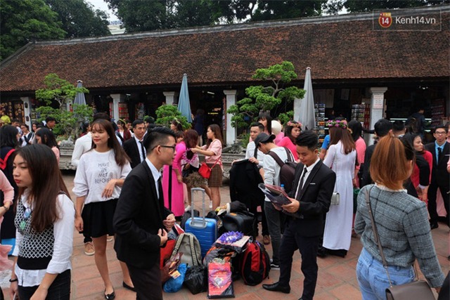 Hàng nghìn sinh viên chen chúc chụp ảnh kỷ yếu, hồn nhiên dẫm lên cỏ ở Văn Miếu - Ảnh 12.