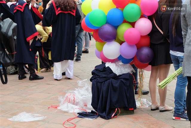 Hàng nghìn sinh viên chen chúc chụp ảnh kỷ yếu, hồn nhiên dẫm lên cỏ ở Văn Miếu - Ảnh 14.