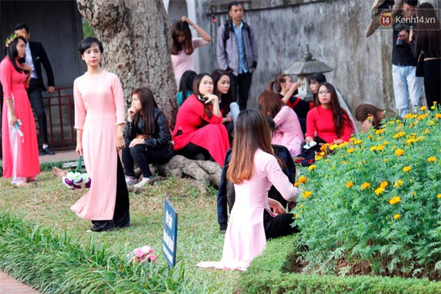 Hàng nghìn sinh viên chen chúc chụp ảnh kỷ yếu, hồn nhiên dẫm lên cỏ ở Văn Miếu - Ảnh 19.