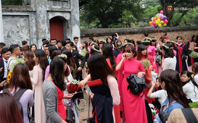 Hàng nghìn sinh viên chen chúc chụp ảnh kỷ yếu, hồn nhiên dẫm lên cỏ ở Văn Miếu - Ảnh 2.