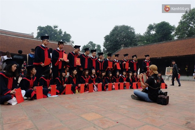 Hàng nghìn sinh viên chen chúc chụp ảnh kỷ yếu, hồn nhiên dẫm lên cỏ ở Văn Miếu - Ảnh 7.