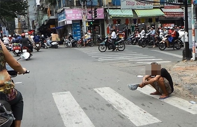 Bà mẹ bị người ăn xin mắng giữa đường vì chỉ cho có 10 nghìn đồng - Ảnh 1.