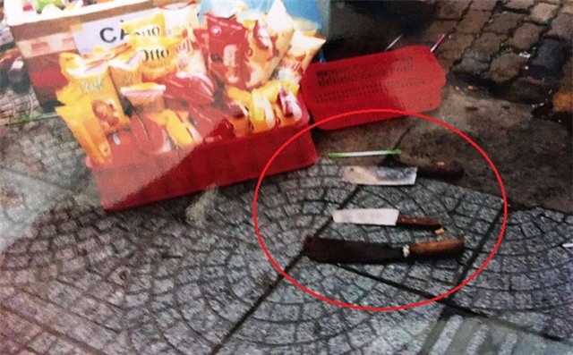 Nhóm thanh niên mang hung khí truy sát 2 người phụ nữ trước cổng bệnh viện