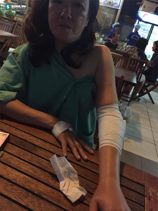 Nhóm thanh niên mang hung khí truy sát 2 người phụ nữ trước cổng bệnh viện - Ảnh 2.