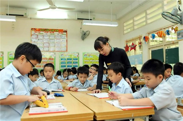 'Thôi đừng tôn vinh thầy cô bằng tiền nữa!'