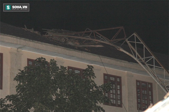 Đang đứng chơi ở sân trường, nam sinh lớp 10 bị cần cẩu tháp sập đè tử vong - Ảnh 1.