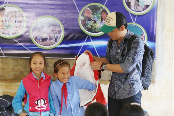 mc-phan-anh-ve-lai-ha-tinh-trao-qua-tu-thien-4