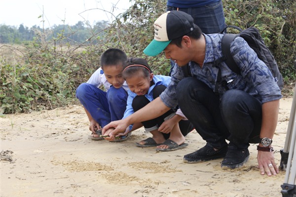 mc-phan-anh-ve-lai-ha-tinh-trao-qua-tu-thien-5