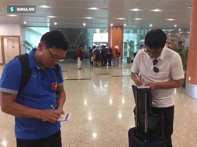 Công Phượng đứng không nổi phải ngồi lên cả vali tại sân bay Myanmar - Ảnh 1.