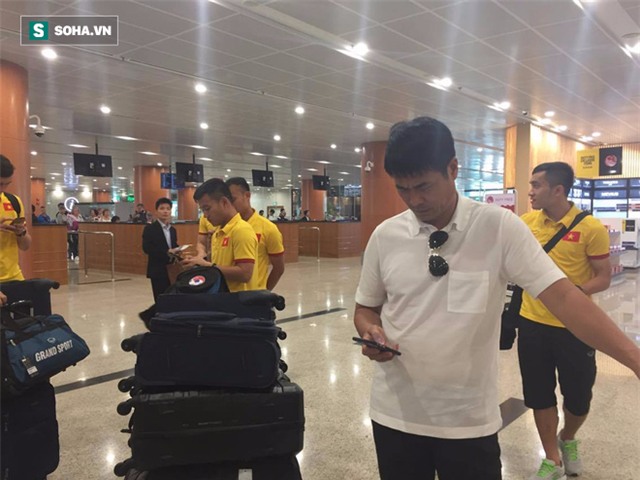 Công Phượng đứng không nổi phải ngồi lên cả vali tại sân bay Myanmar - Ảnh 2.