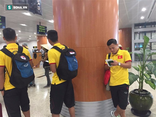 Công Phượng đứng không nổi phải ngồi lên cả vali tại sân bay Myanmar - Ảnh 6.