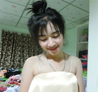 Nữ sinh triệu người mê điêu đứng vì tuột khăn tắm khi livestream - Ảnh 3.