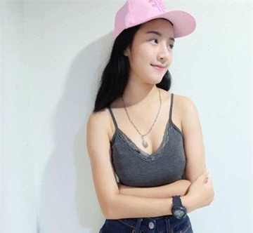 Nữ sinh triệu người mê điêu đứng vì tuột khăn tắm khi livestream - Ảnh 4.