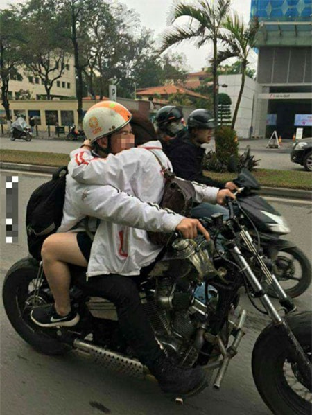 'Nhuc mat' hinh anh thieu nu ngoi quay nguoc tren xe ‘ham ho’