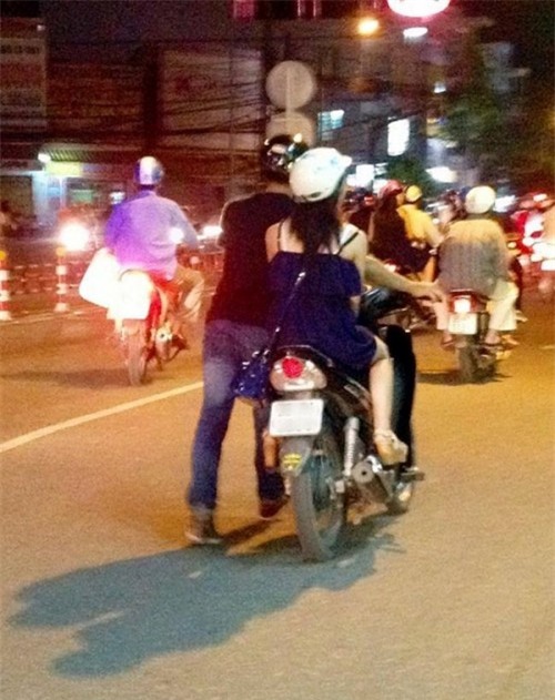 Xe may het xang co gai ngoi tren yen de ban trai dat