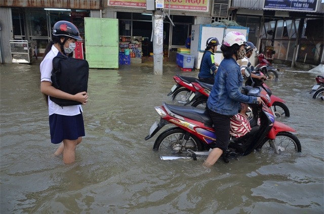 Các em học sinh đi học rất vất vả.