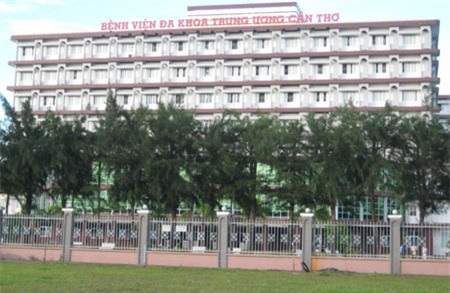 Anh K. đang được các bác sĩ tại BVĐK Trung ương tích cực điều trị. Ảnh: Lê Khánh