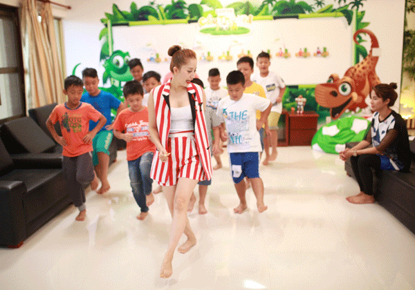  Dù không hoạt động ở trong môi trường sư phạm chuyên nghiệp nhưng Khánh Thi vẫn là cô giáo của những em bé đến học bộ môn dance sport ở trung tâm của cô. 