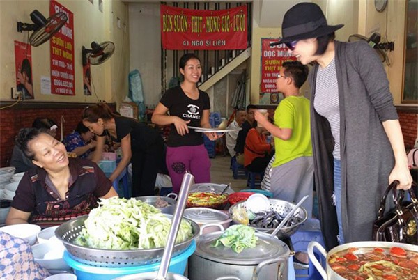 vo-chong-thu-phuong-do-loi-cho-quan-bun-chui-ha-noi-3