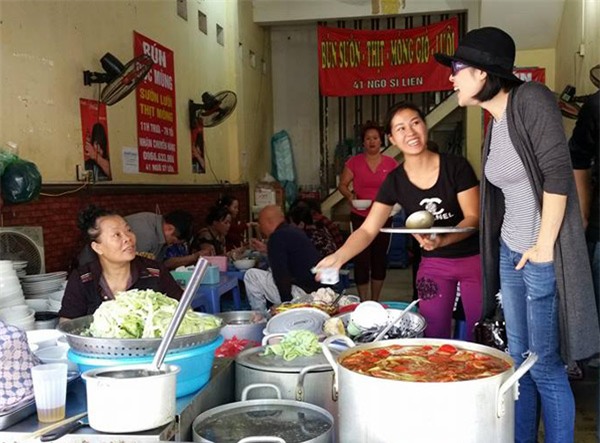 vo-chong-thu-phuong-do-loi-cho-quan-bun-chui-ha-noi-4