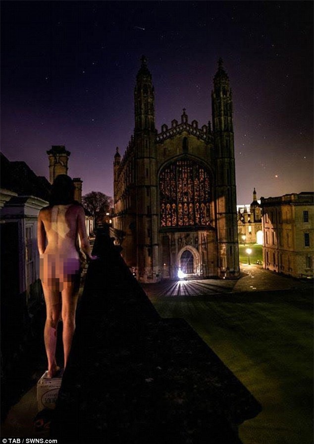 Sinh viên Cambridge thi mông đẹp thường niên