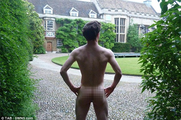 Sinh viên Cambridge thi mông đẹp thường niên