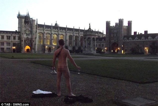 Sinh viên Cambridge thi mông đẹp thường niên