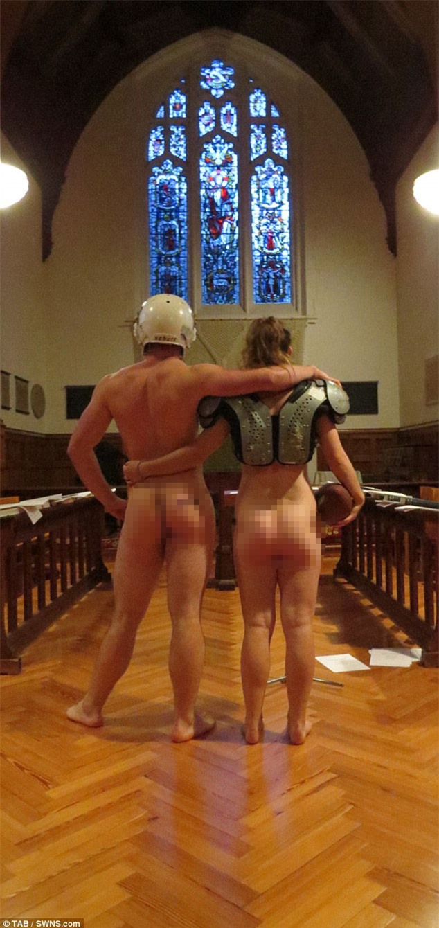 Sinh viên Cambridge thi mông đẹp thường niên